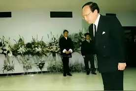 1996年，蒋孝勇的葬礼上，哥哥蒋孝严的一张留影，满脸悲伤！图片
