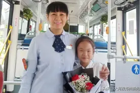 七夕·幸福｜女儿用零花钱买来玫瑰花，给妈妈送上了一份惊喜图片
