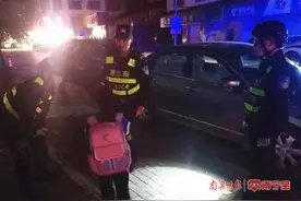 6岁女孩凌晨背书包去上学，家人浑然不知图片