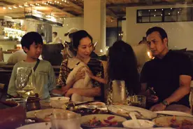 48岁黄觉罕晒全家福！老婆素颜五官精致似混血，儿女高颜值像爸爸图片