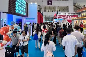 朋友圈刷屏！众多明星现身！深圳人：行李箱塞爆了还在买......图片