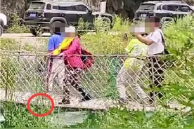 5旬大妈“摇晃吊桥”，栏杆摇断也未停手图片