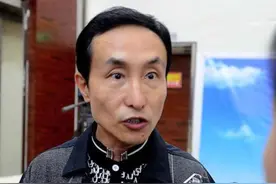 巩汉林批评国足“丢脸”引争议，董路在线回怼：演小品就能挣脸？图片