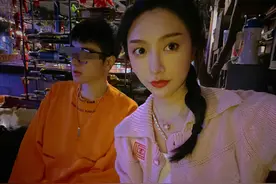 女主播“网恋转正”奔现，斗鱼饺子君退网三年，与男友玩手游相恋图片