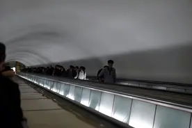 朝鲜街头美女很多，朝鲜男人烟酒不离手图片