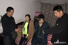 51岁失足女街头主动搭讪民警，被当场抓获，揪出幕后淫窝图片
