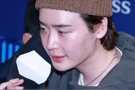 又一个花美男肿了！和女神IU认爱近9个月，韩星李钟硕最新亮相脸肿似发面馒头，遭调侃：韩国的空气里有酵母图片