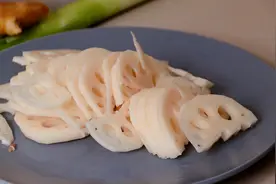 秋季的莲藕最好吃，遇见就别手软，分享一种家常藕片炒肉的做法图片