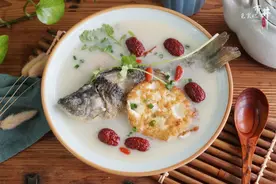 冬天煮鲫鱼汤时，记得多加3样食材，驱寒又营养，味道也更鲜了图片