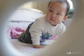 刚摆完满月酒，宝宝就被确诊脑积水，头围越来越大，如今命悬一线图片