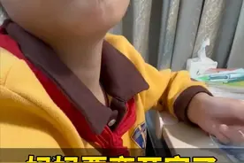 女子离婚后决定只带小女儿离开，挥泪与大儿子告别，我看哭了图片
