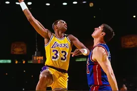 NBA纪实连载65：比乔丹还多一个MVP的贾巴尔，最好的超级中锋图片