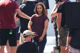 20岁跌下神坛42岁凭虎背熊腰惊艳回归？！童星逆袭没人比她更牛…图片