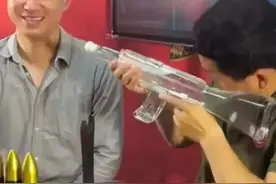 在酒桌上举过枪，才懂酒场如战场图片