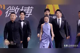 周冬雨气场太强大了！带领一群“保镖”登上红毯，王一博太耀眼图片