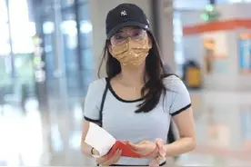 “天王嫂”身材好还懂搭配，夏季出门穿短款小衫，秀出大长腿图片