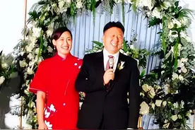 奥运冠军嫁大23岁二婚教练，百万豪车作为嫁妆，教练：还想要二胎图片