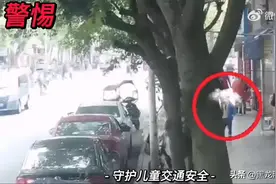 警惕！小学生“奔跑式”过马路被撞受伤！图片