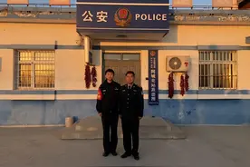 冰城警察父子的一张珍贵合影图片