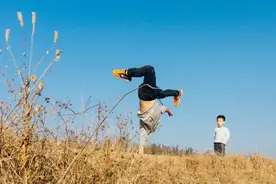 “爸爸带娃”笑翻全网，我却看到一场场灾难图片