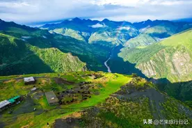 西藏大山有个村庄，有狼有熊几乎与世隔绝，紧靠悬崖令人心惊胆战图片