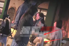 李小璐现身酒吧被批，穿着清凉露出大白腿，俩助理蹲地上为其穿鞋图片
