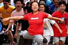 4年前，那个兴奋冲出考场跳"一字马"的湖南考生，后来发挥如何？图片