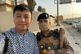 当中国人来到废墟中的摩苏尔，被群众热情围堵，警察主动请求合影图片