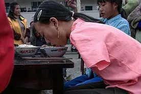 湖南无臂母亲靠双腿哺乳、双脚换尿布养活女儿，含泪生下二胎图片