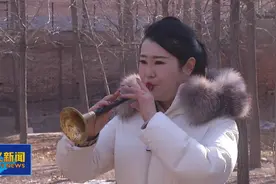 吹唢呐的90后孝义姑娘图片