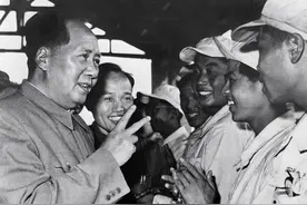 1965年毛泽东重回井冈山，半路车辆抛锚，毛泽东：把我的水给它喝图片