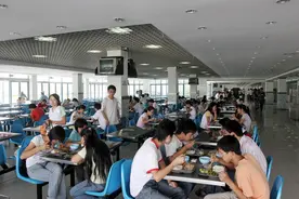 高中生称学校饭菜“稀得像汤连猪都不吃”，校方回应让人哭笑不得图片