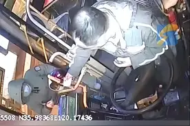 “天冷，先打车带孩子回家！”母子寒夜求助 公交司机掏百元相助 零度观点：冬夜虽寒，人心却暖，为司机点赞！图片