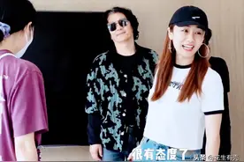 12年后再看郑钧：但凡刘芸温柔一点，都降不住他这个“混世魔王”图片