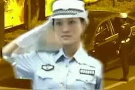 10年，女交警秉公执法被黑奔驰撞断胳膊，揭出一个隐藏2年的秘密图片