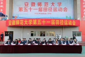 安师大“校花”当众秀热舞，不施粉黛也是焦点，男生还偷偷录像图片