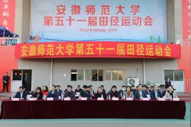 安师大“校花”当众秀热舞，不施粉黛也是焦点，男生还偷偷录像图片