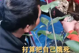 这是闹哪样？上山用铁链和锁把自己锁住……图片