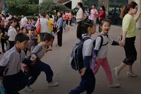 “献血逼捐入学”事件, 炸出一对更强烈的反差｜文化纵横图片