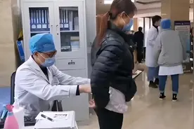 老太太腰痛看急诊，以为肾结石，医生多摸了一下肚子，救了她的命图片