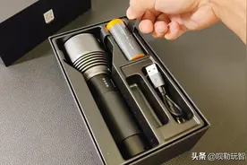 户外出行应急利器，纳拓户外强光手电筒图片
