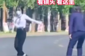4S店员工为推广品牌在马路上热舞，交警：附近有六家驾校，还是科目三训练场图片
