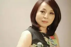 河南41岁女老板恋上小19岁下属，50岁为其生下3胞胎，如今怎样？图片