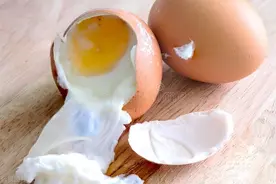 煮鸡蛋裂开，是不是不新鲜了？图片