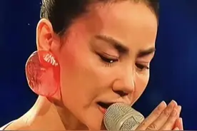 刚上完春晚，就被曝父母兄长离世！终于明白王菲春晚现场怎么哭了图片