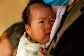为什么婴儿明明很困却拼命反抗哄睡？家长了解，养娃更轻松图片