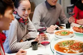 同学在省城上班，单位领导让我约她吃饭，饭局后明白三个道理！图片