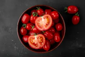 孩子多吃西红柿会变白？大人呢？吃啥食物对皮肤好？竟然是这些图片