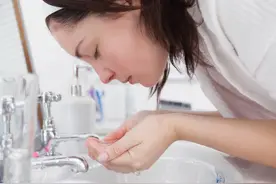 洗脸应该用冷水，还是用热水？做错这么多年，要改正过来了图片