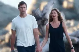 41岁吉赛尔·邦辰光脚散步，素颜美得空灵，牵手NFL传奇丈夫很甜蜜图片